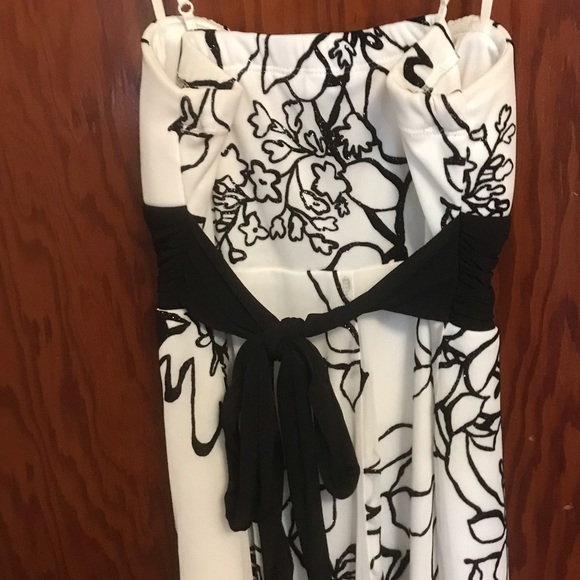 🐢🐢Dress White with black embroidery and sash - Picture 5 of 7